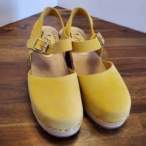 Lotta Highwood Yellow nubulk Leather clogs